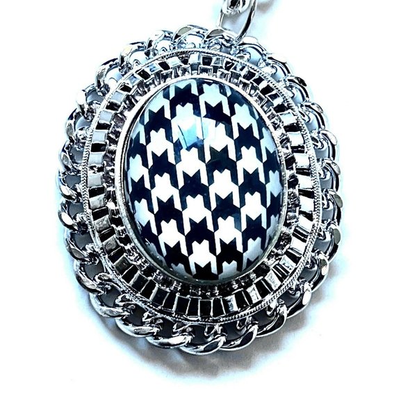 Fashion Chain Necklace with Black and White Round Big Pendant - Picture 2 of 3